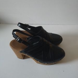 Women's New Directions black strapped clogs. Size 8.5.